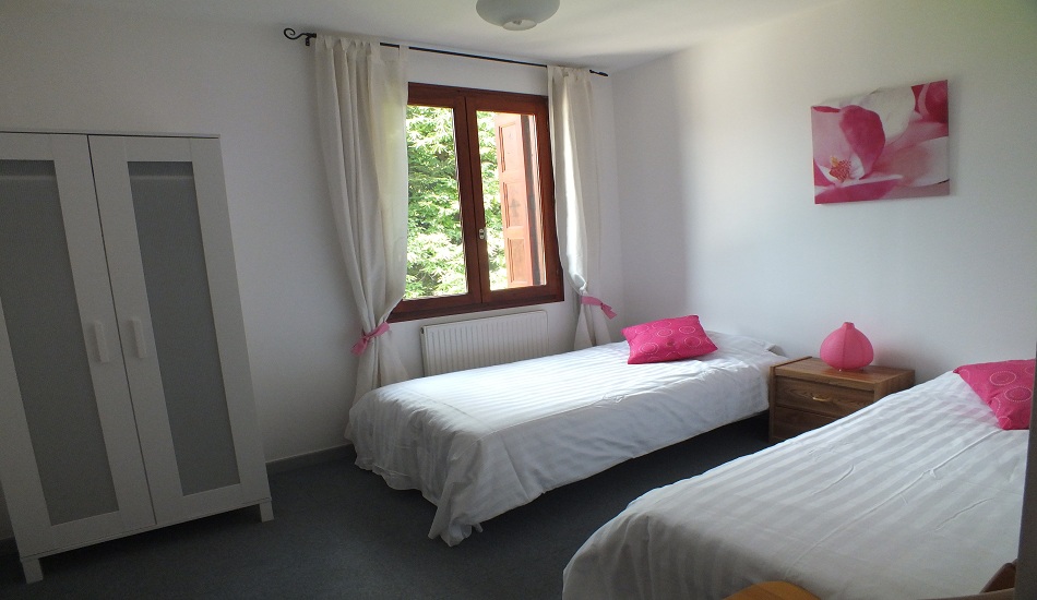 The pink room (can also be made up as a double room)
